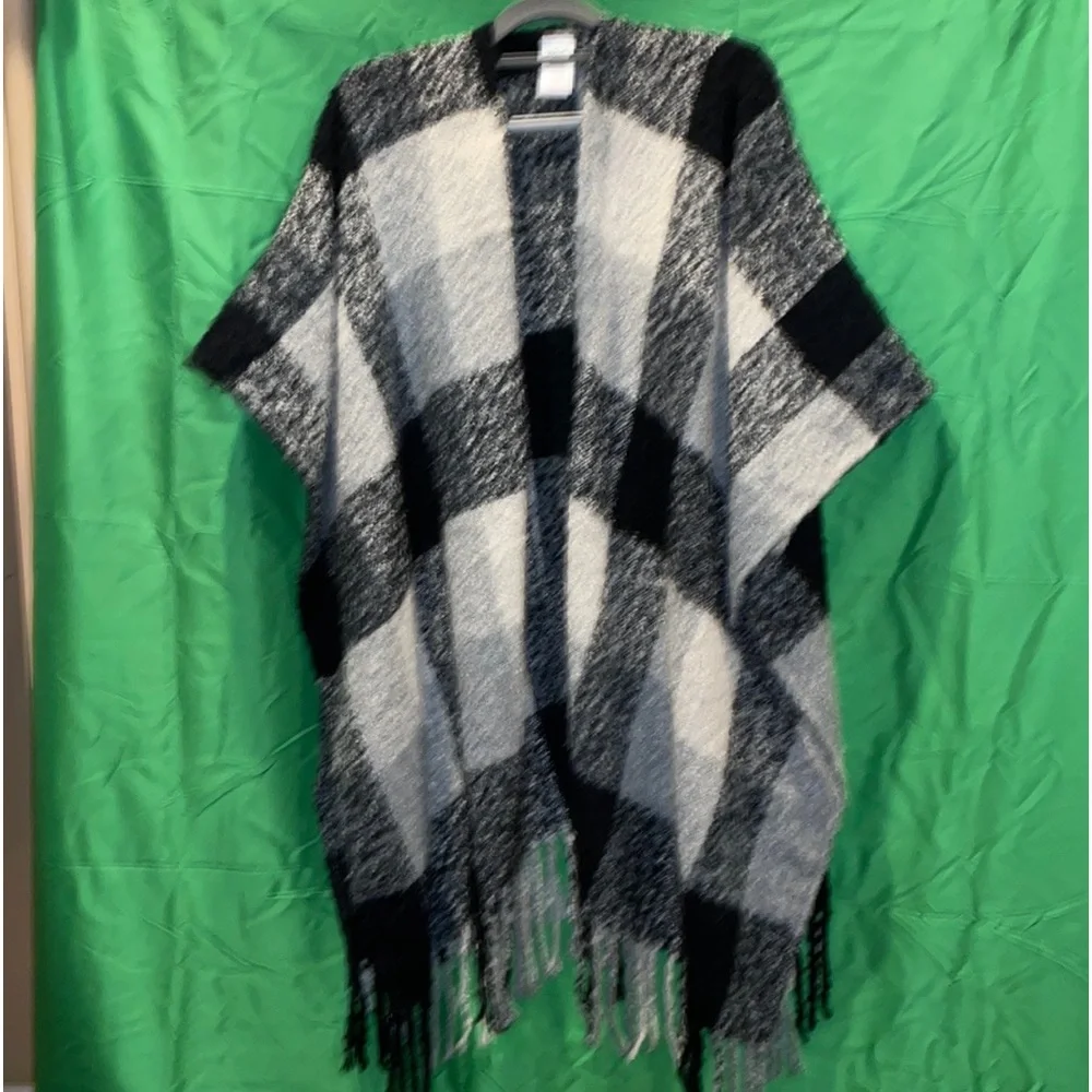 WOOLRICH  OS TALL SWEATER SERAPE CAPE Plaids of Black and Grays Long Fringe @Hem - Picture 11 of 12